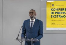 Prome Minister di Corsou ta nenga trata caso di Ennia pa awo