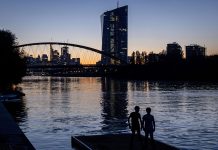 Proyeccion economico di Europa ta empeora mientras prijsnan halto ta plaga gasto di consumidor