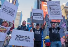 Venezolanonan a protesta na Times Square di New York pa exigi e ciere di centronan di tortura