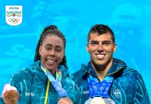 Atletanan Shanayah Howell y Mikel Schreuders lo ta Aruba su abanderado durante e ceremonia di apertura Weganan Panamericano Santiago 2023.