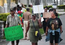 Bermuda: Manifestantenan ta protesta aumento den tarifa di coriente