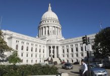 Homber arma ta busca gobernador dos biaha den un dia na Wisconsin Capitol