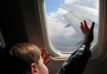 Un mucha indocumenta a mustra con facil por burla di sistema di migracion na Aeropuerto