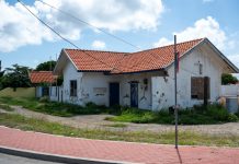 A firma contract pa renobacion di ex-warda di polis na Savaneta