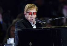 Elton John ta dirigi na Parlamento Britanico, urgiendo pa haci mas pa combati HIV/AIDS