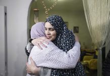 Famianan Palestino ta celebra libertad di menornan y muhenan den intercambio di prizonero den e guera