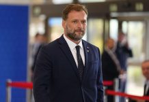 Minister di defensa di Croatia retira despues di a causa accidente fatal