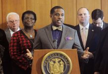 Un representante di New York acusa di violacion den un demanda poni bao e estado su Adult Survivors Act