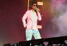 Despues di mas di cuater ora di espera, Romeo Santos a logra presenta pa un publico di mas di cinco mil persona