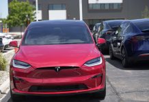 Tesla ta pidi back casi tur vehiculo bendi na Merca pa drecha sistema cu ta monitor chauffeurnan usando piloto automatico
