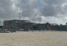 Turistanan malcontento cu e construccionnan den area turistico di Eagle Beach