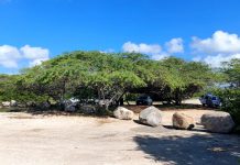 A pone boulders na Santo Largo na Savaneta pa proteccion di beach