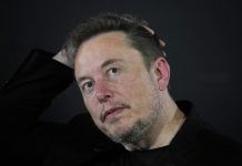 Elon Musk ta bisa cu e prome humano a ricibi implantacion for di Neuralink, pero otro detaye ta insuficiente
