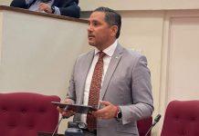 Minister Ursell Arends a pidi disculpa publico despues di incidente