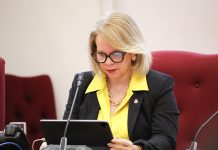 Parlamento unanimamente a sostene e presupuesto pa 2024 di Raad van Advies