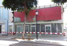 A pone baricada na un di e edificionan di Nikki Habibe pa motibo di mal estado