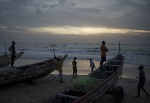 Al menos dos decena di migrante a muri riba costa di Senegal purbando di yega Europa