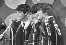 Beatles lo ricibi pelicula di autobiografia pa Paul, John, George y Ringo