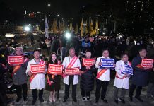 Sur Korea: Dokternan ta protesta contra plannan di gobierno pa aumenta cantidad di studiante medico