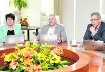 Prome minister durante reunion cu DOW, DIP, Kadaster y FCCA: Hopi cas bendi na stranhero ta distorsiona mercado di vivienda