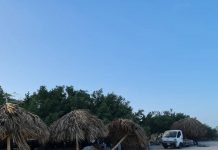 Hotel Embassy Suites a haya “Juanita Beach” door di un precario vergunning