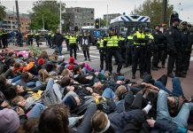 Mas cu 300 activista di clima deteni durante blokeo di A10 na Amsterdam, 31 ainda den costudia