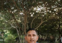 Minister Ursell Arends lo ricibi distincion di su alma mater