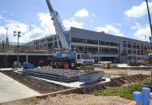 Turistanan mal contento pa rijnan largo di spera na aeropuerto