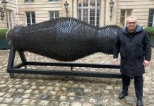 Ucrania su escultor mas famoso ta converti restonan di guera den arte