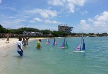 Dia di Himno y Bandera ta bay tuma luga careda di boto miniatura di Stichting Rancho