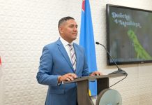 Minister Arends ta consulta cu pueblo tocante derecho di naturalesa