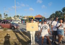 Cantidad grandi di hende a asisti na caminata “Walk of Light” dedica na cacho Khaleesi