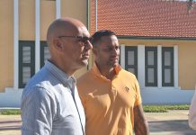 Den luna di juni hues ta cuminsa scucha e 31 testigonan di Otmar Oduber den corte