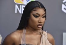 Fotografo ta acusa cu a oblig’e mira Megan Thee Stallion tin relacion sexual y a dispidi e inhustamente