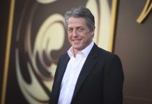 Hugh Grant ta bisa cu el a acepta “cantidad enorme” di placa pa resolve demanda contra The Sun