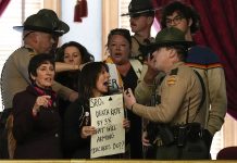 Merca: Legisladornan di Tennesse ta aproba legislacion permitiendo docentenan carga arma