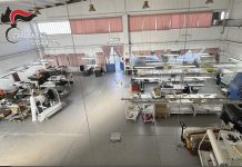 Polis di Italia ta bisa cu empleadonan Chines ta ser explota na Milan pa produci tasnan di Giorgio Armani