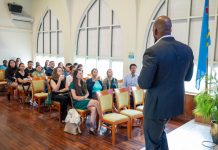 Studiantenan di Universidad di Aruba a haya presentacion di concepto di ley di Derecho di Naturalesa
