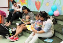 Baby por cuminsa lesa na biblioteca