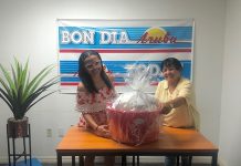 Bon Dia Aruba ta entrega premio di Dia di Mama na Elvira Perez