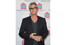 Charlie Colin, miembro fundador di e banda Train ta fayece despues di slip den baño