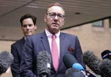 Kevin Spacey ta nenga acusacionnan nobo di comportamento inapropia