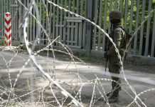 Lider di Polonia ta bisa cu frontera cu Belarus lo ser fortifica mas ainda despues cu un soldaat a ser hinca