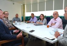 Minister Endy Croes a ricibi e conseho final di e comision cu a trata e structura di salario di e docentenan