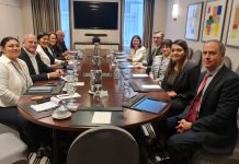 Minister di Finanzas a reuni cu e companianan di rating cu ta evalua Aruba su credibildad financiero