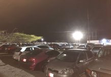 Multitud di publico y autonan a blokea cas di bisiñanan riba Bucutiweg diasabra anochi Dia di Rey