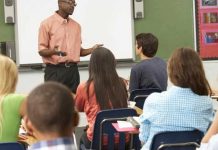 Prohibicion di smartphone na scol a resulta den mas socialisacion y menos distraccion