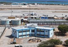 Departamento di Aviacion Civil cu accion riba rampa