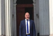 Andin Bikker: “Mi persona nunca a yega di firma permiso pa peticion di e ley di Admision”