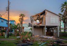 Merca: Beryl a laga por lo menos 4 morto y 2 miyon cas sin coriente den su paso na Texas